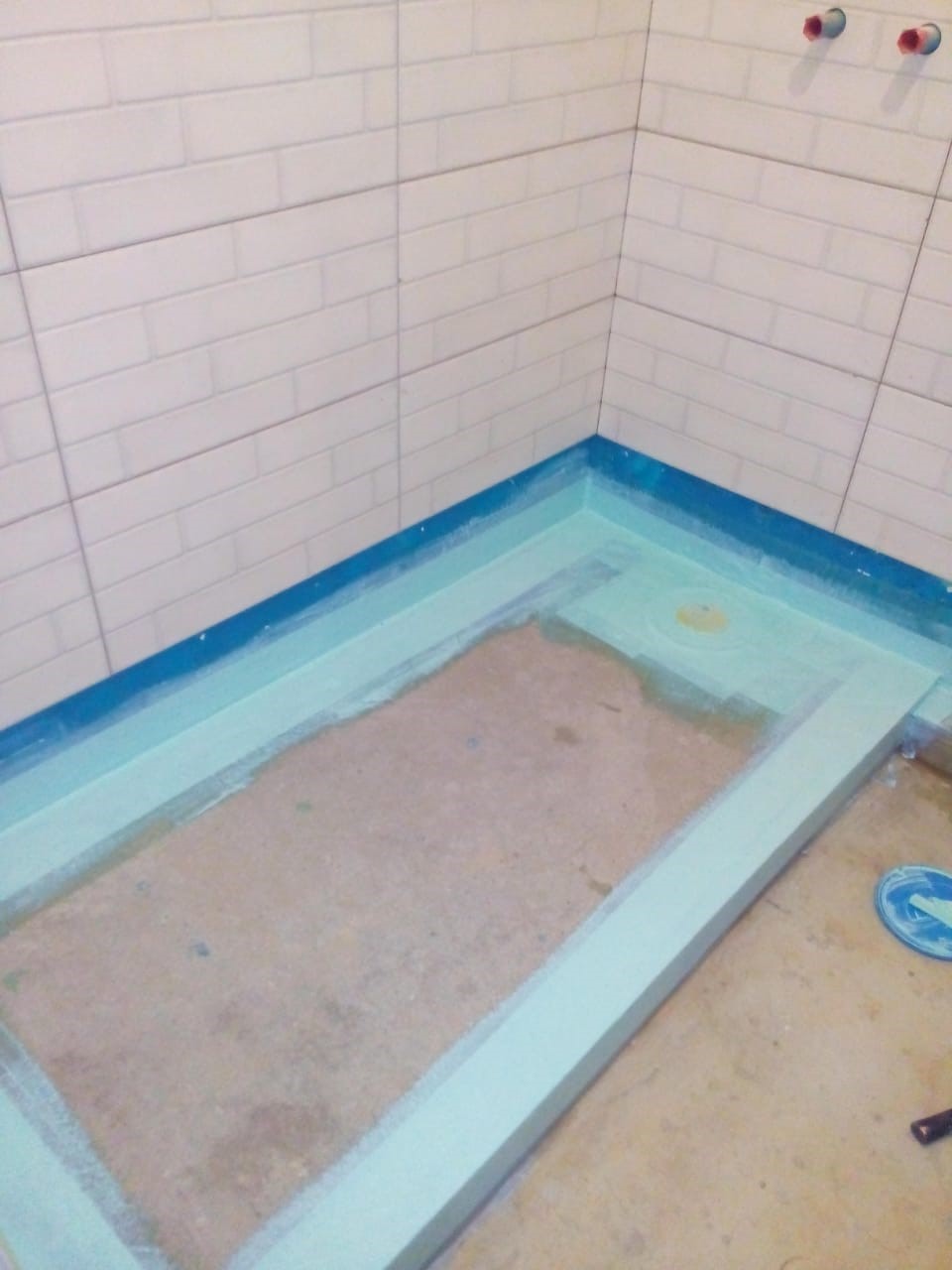 Гидроизоляция под душевой поддон. Руспанель под плитку на пол. Гидроизоляция для ванной. Гидроизоляция ванной комнаты. Гидроизоляция под ванной.
